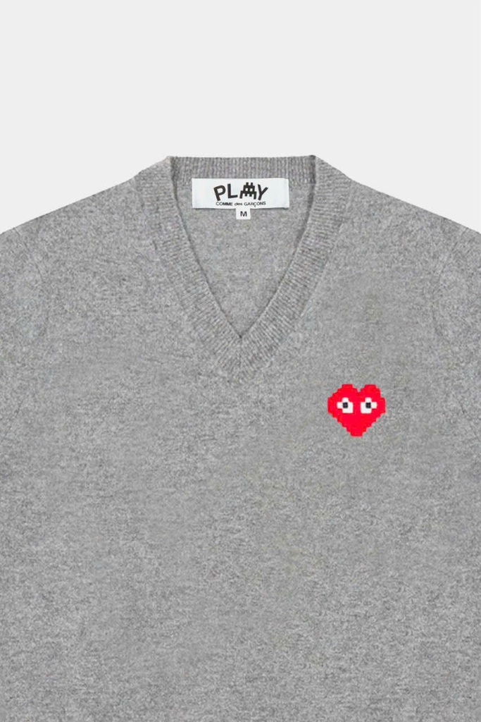 Áo len cổ chữ V Invader Heart
