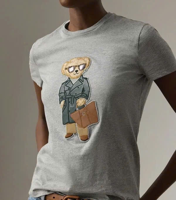 Áo thun Polo Bear màu xanh rêu đậm, chất liệu cotton.