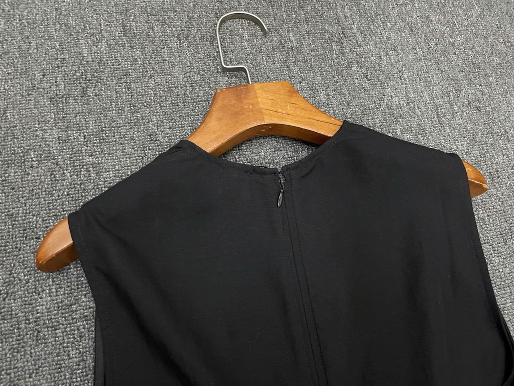 Váy Poplin cổ chữ V xẻ sâu TOTEME