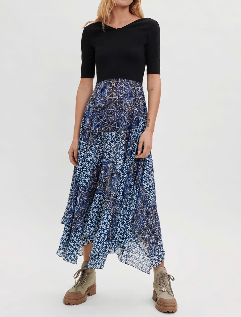 vay-maxi-lua-maje-cai-cotton-den-hoa-xanh
