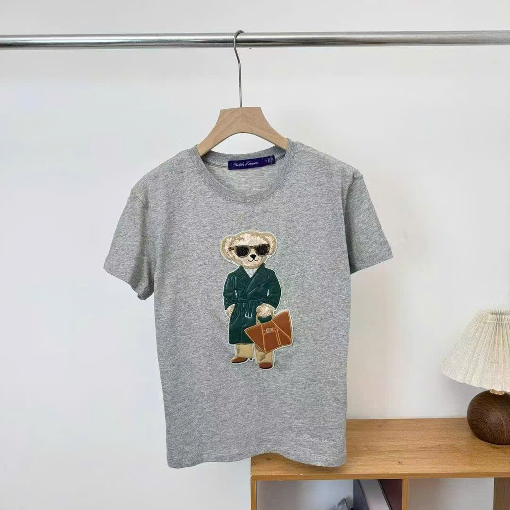 Áo thun Polo Bear màu xanh rêu đậm, chất liệu cotton.
