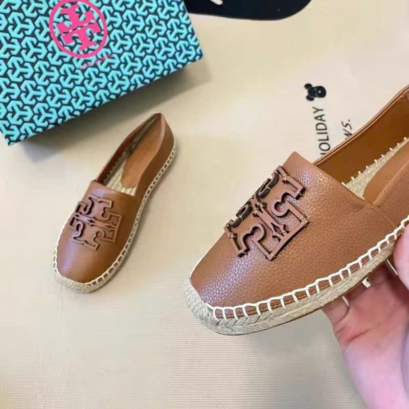 Slip on Tory Burch da sần logo nổi 2 màu