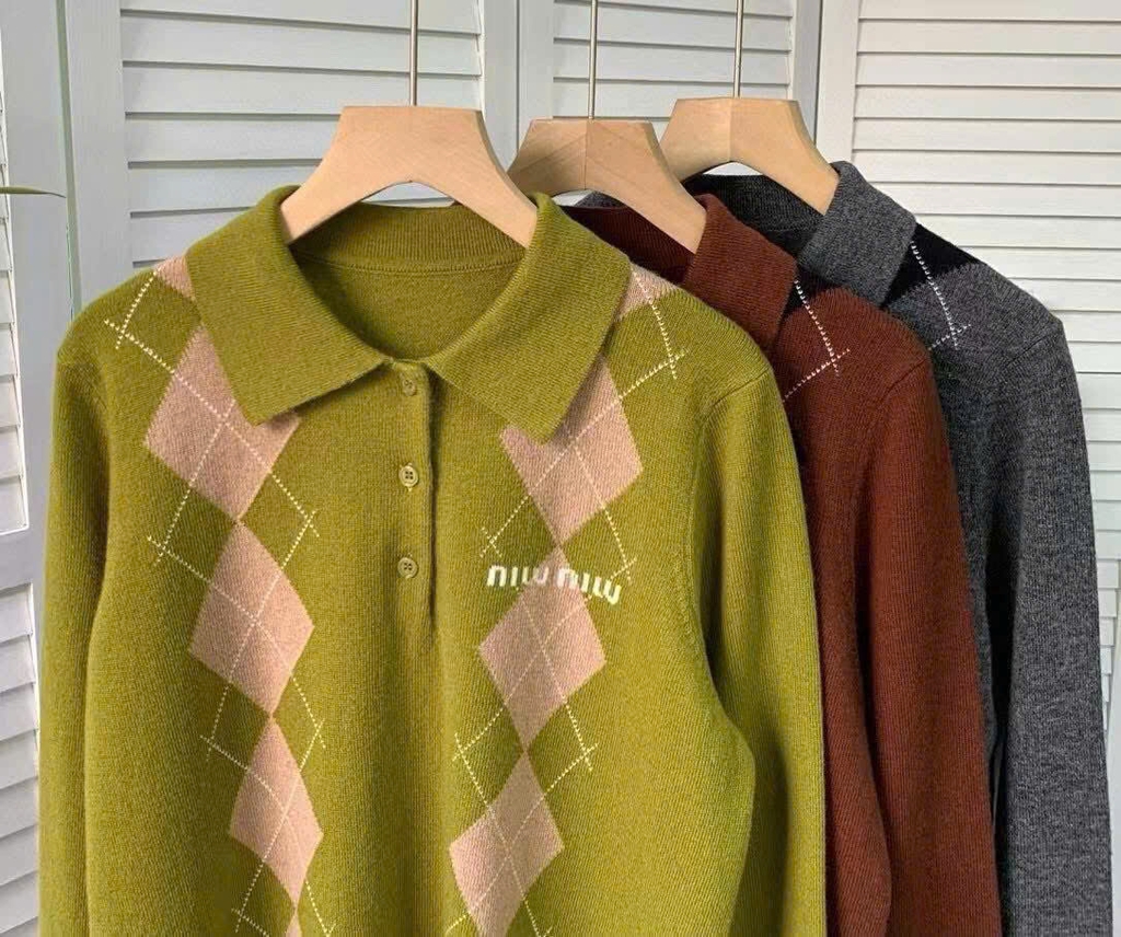 Áo len Miumiu cổ đức