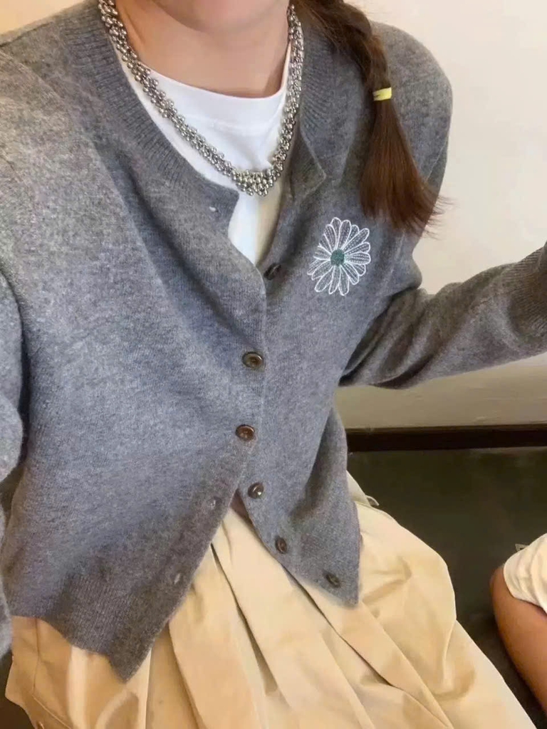 Cardigan Mardi logo thêu hoa cúc
