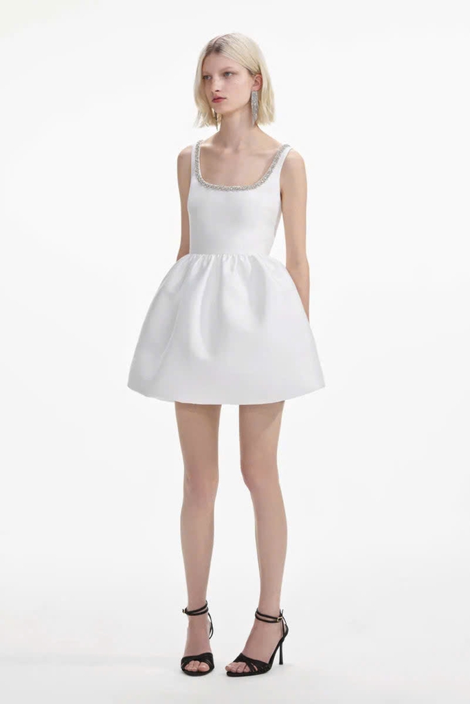 Váy satin trắng Self- Portrait dáng mini bồng viền ngực đá