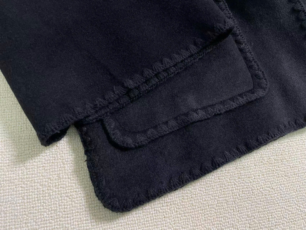 Cape dạ TOTEME choàng kèm khăn viền trắng tua rua