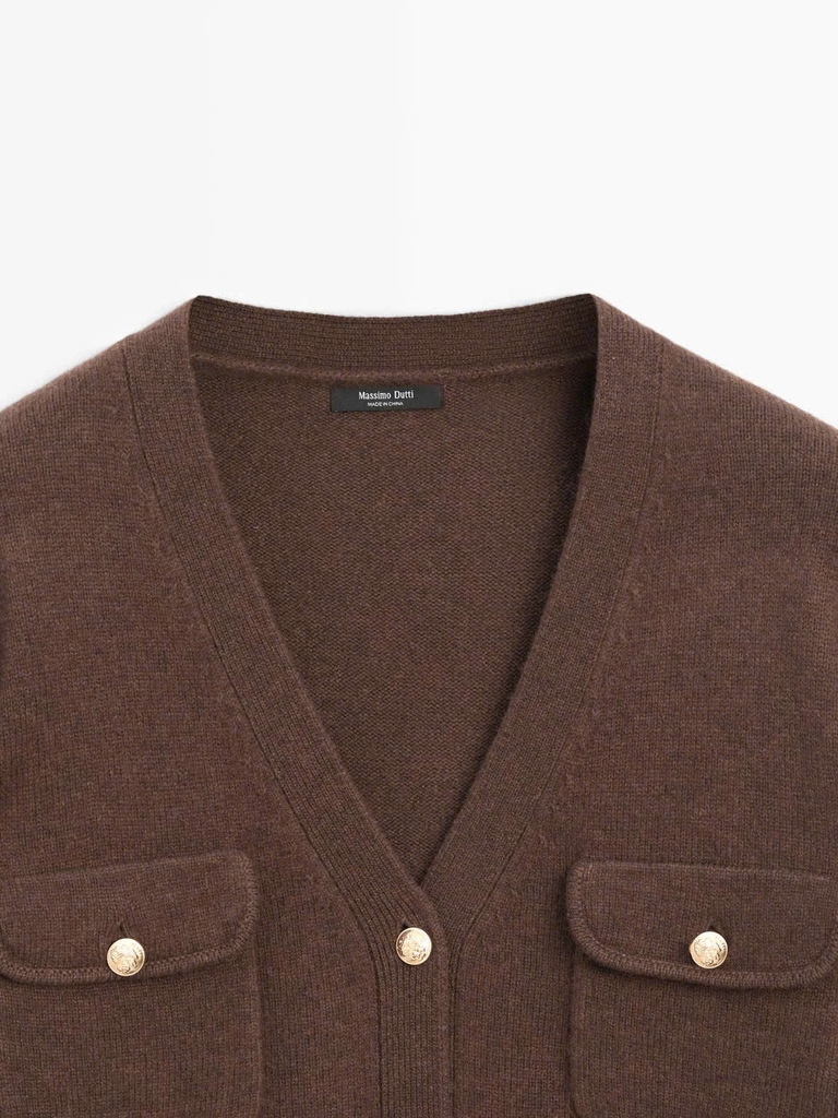 ÁO CARDIGAN ĐAN CỔ CHỮ V VỚI CÚC VÀNG