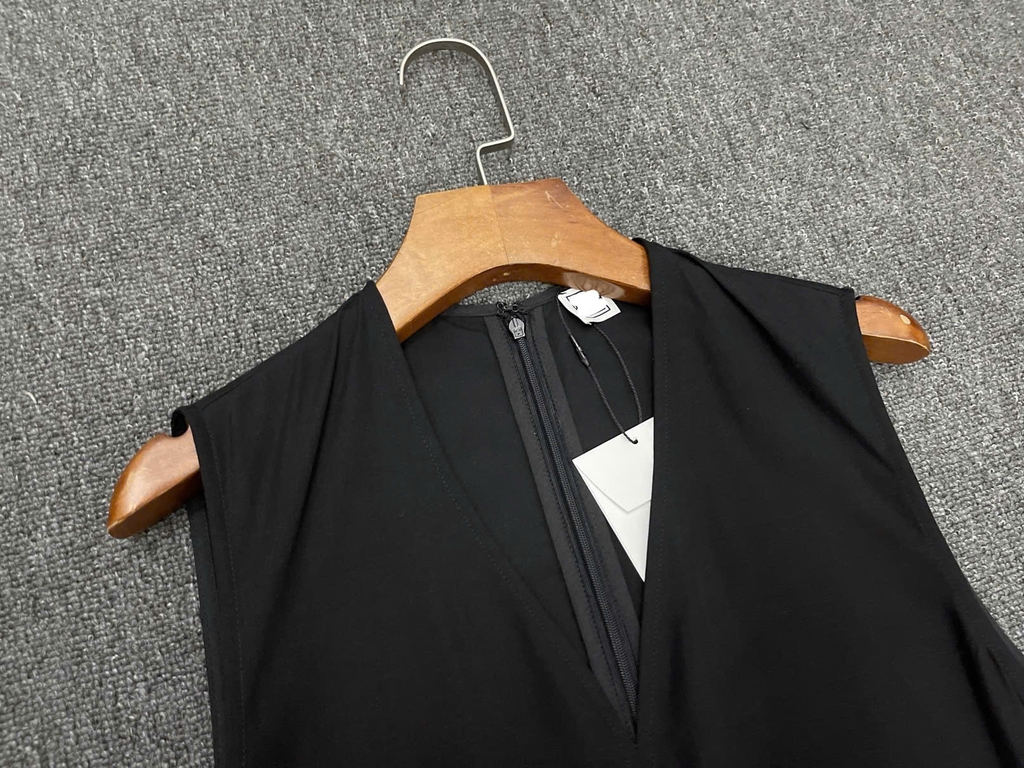 Váy Poplin cổ chữ V xẻ sâu TOTEME