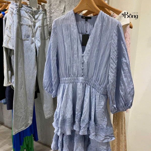 Váy Maje xanh biển cổ V chun eo thêu ren dập