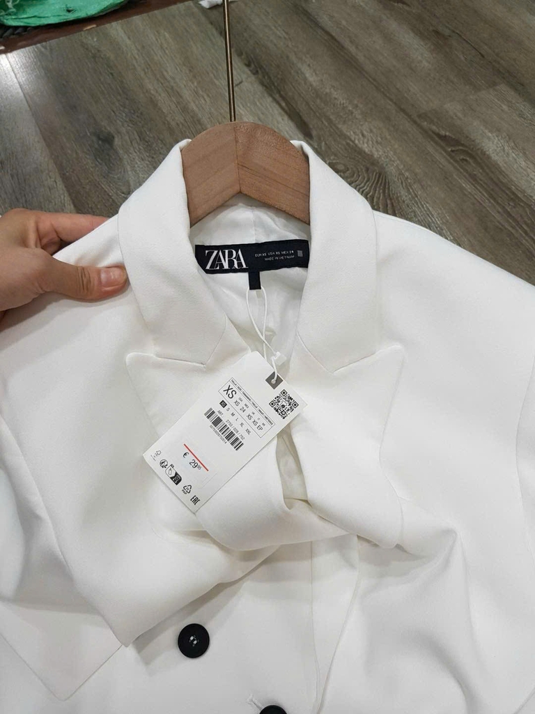 Blazer trắng Zara