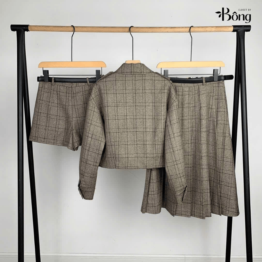 Short váy Khaki xếp ly Sel-Portrait dáng ngắn kẻ chìm kèm belt