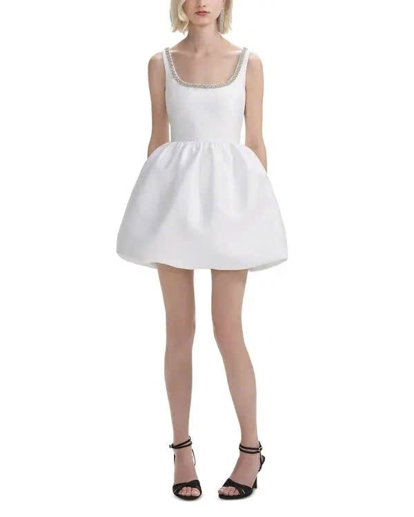 Váy satin trắng Self- Portrait dáng mini bồng viền ngực đá