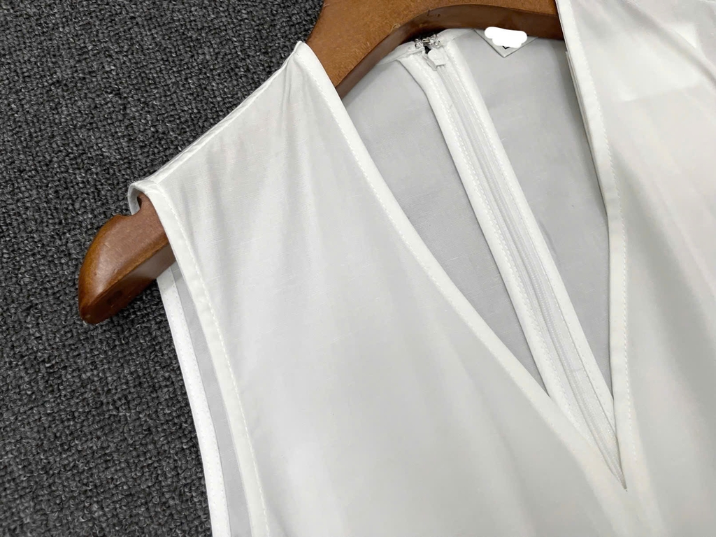 Váy Poplin cổ chữ V xẻ sâu TOTEME