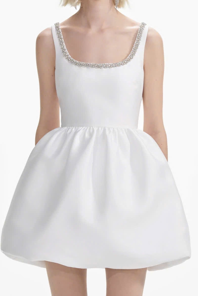 Váy satin trắng Self- Portrait dáng mini bồng viền ngực đá