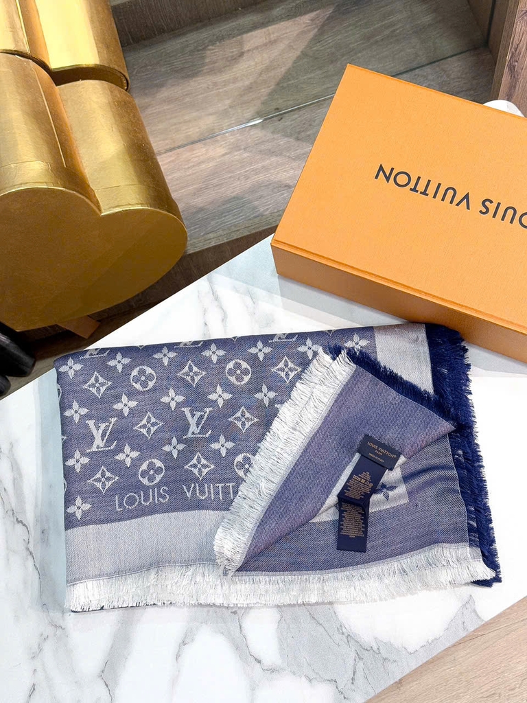 Khăn Choàng Monogram Shine