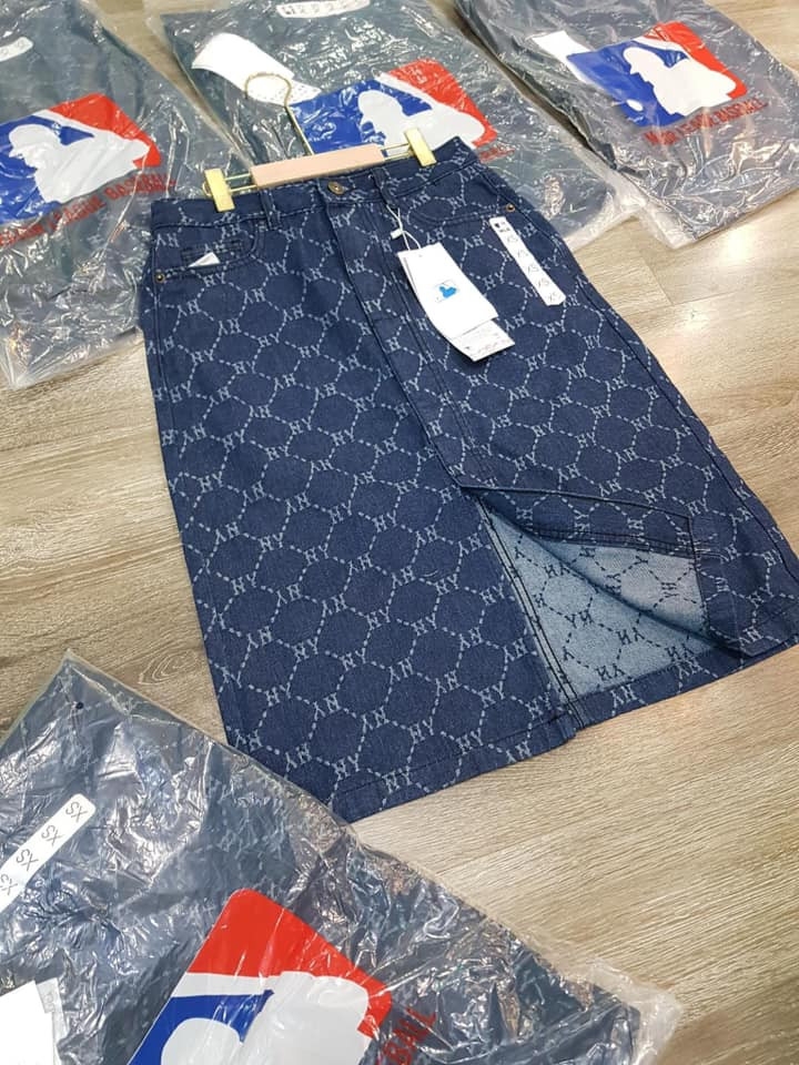 Chân váy denim MLB dáng midi màu nhạt
