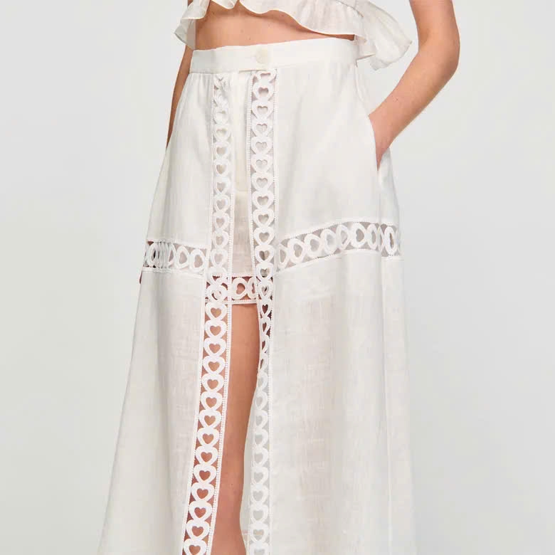 Set Sandro trắng quần váy mullet + áo croptop viền ren dập