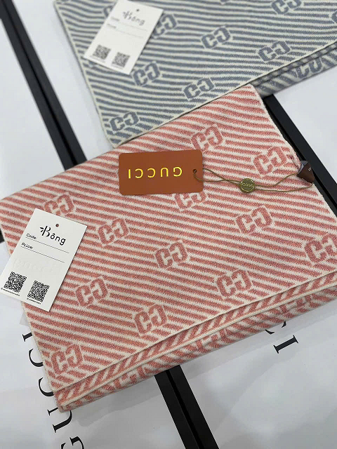 Khăn len nhũ Gucci