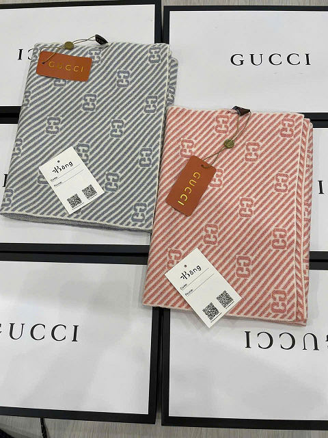 Khăn len nhũ Gucci