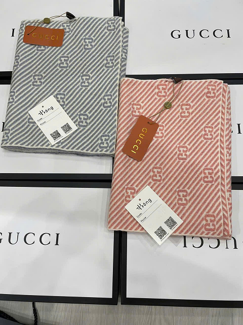 Khăn len nhũ Gucci