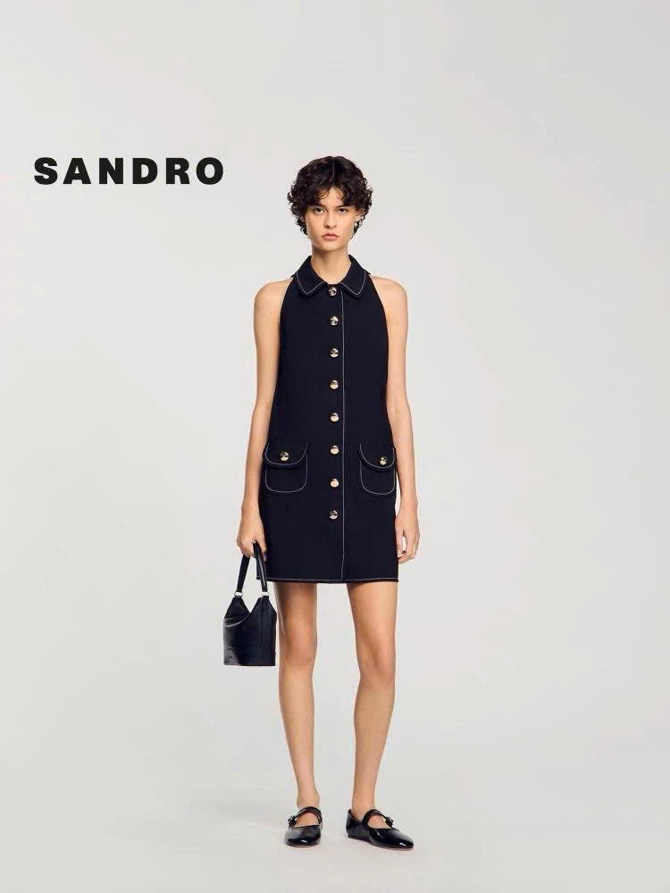 Váy Sandro đen sát nách cổ đức viền chỉ 2 túi trước cổ yếm