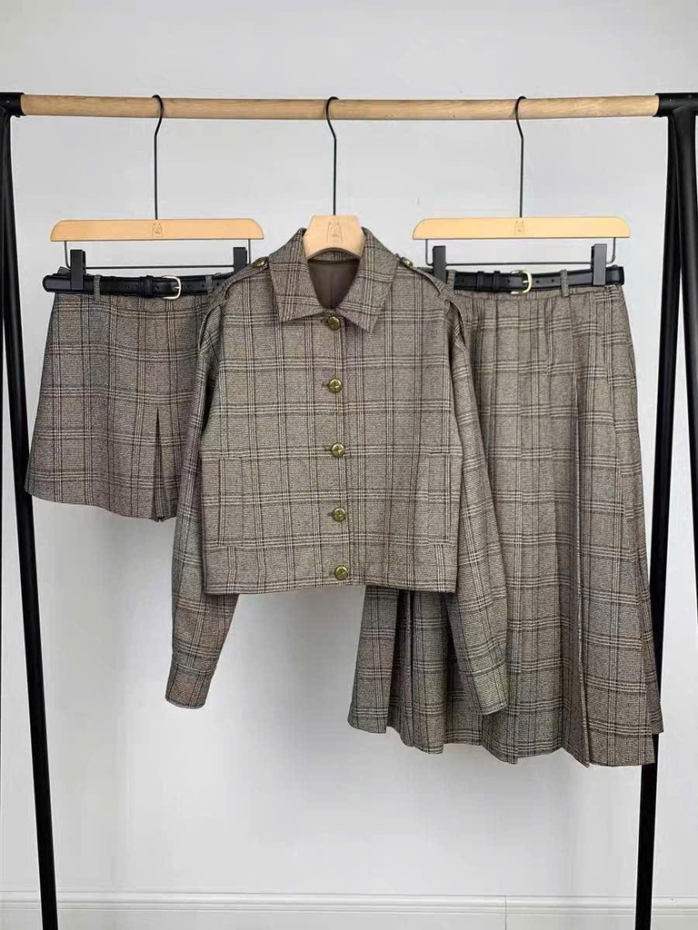 Short váy Khaki xếp ly Sel-Portrait dáng ngắn kẻ chìm kèm belt