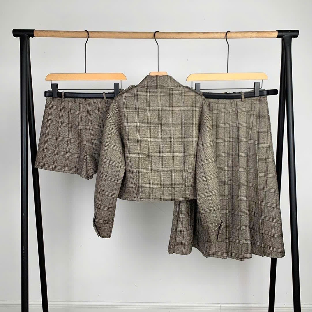 Short váy Khaki xếp ly Sel-Portrait dáng ngắn kẻ chìm kèm belt
