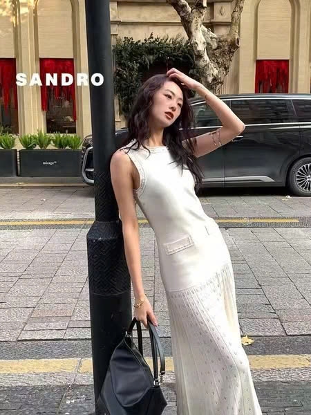 Váy Sandro dệt kim màu kem viền ngọc trai 2 túi trước (2pcs)