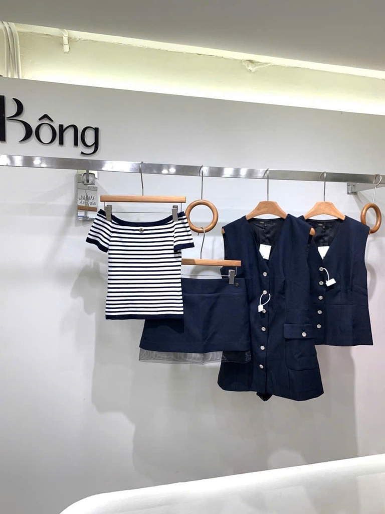 Áo len mtg Maje kẻ ngang đen trắng trễ vai
