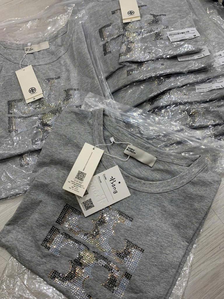 Tshirt Tory Burch màu rêu cổ tròn hoạ tiết