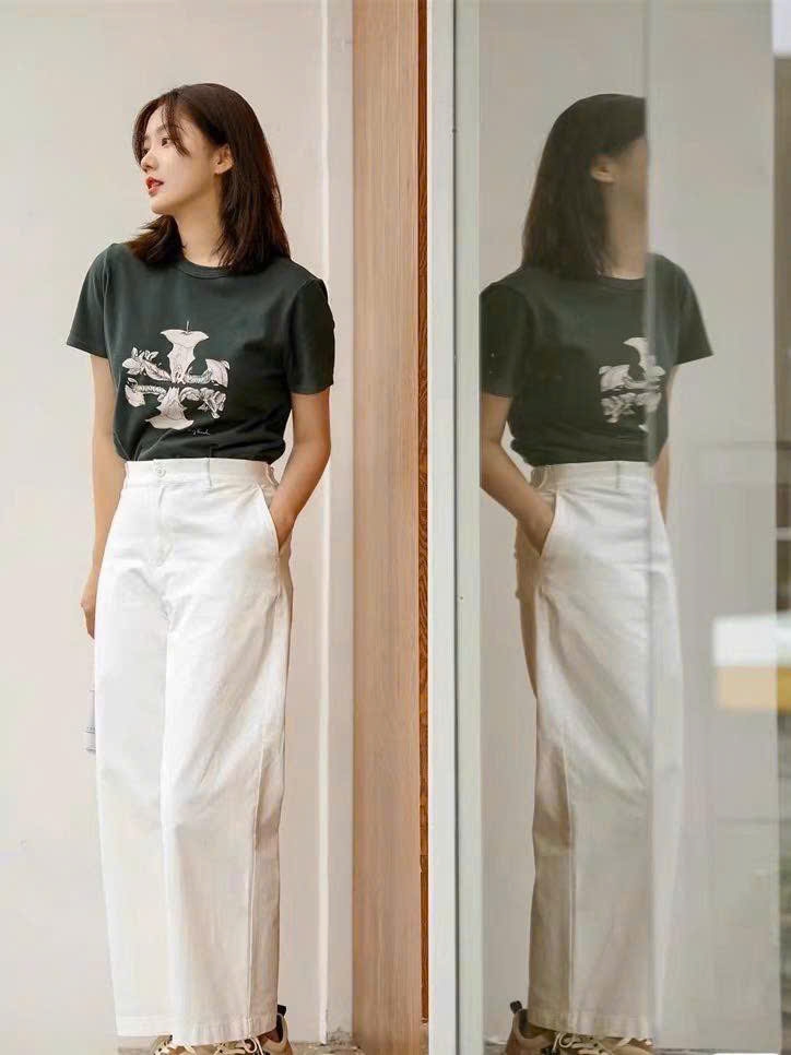 Tshirt Tory Burch màu rêu cổ tròn hoạ tiết