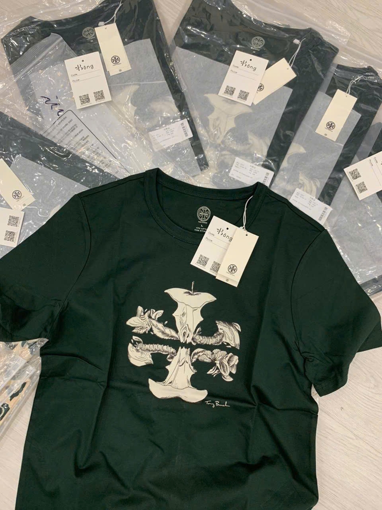 Tshirt Tory Burch màu rêu cổ tròn hoạ tiết