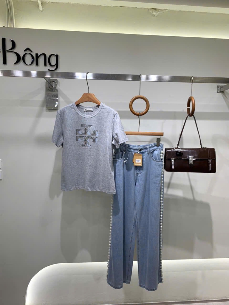 Tshirt Tory Burch màu rêu cổ tròn hoạ tiết