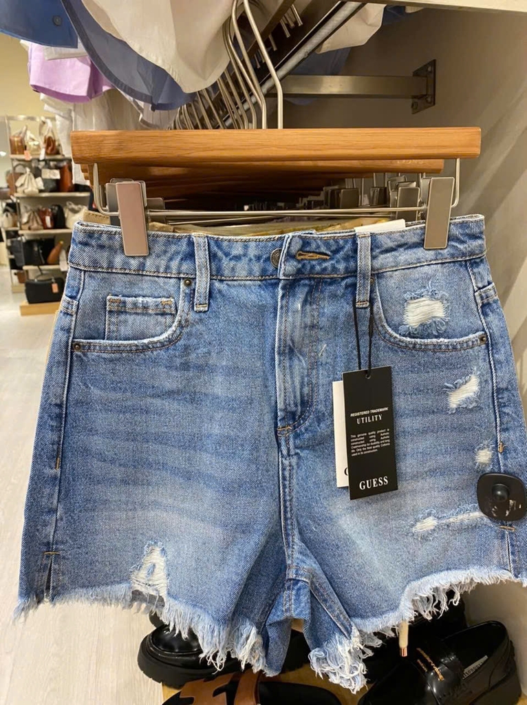 Short denim GUESS gấu tua rua
