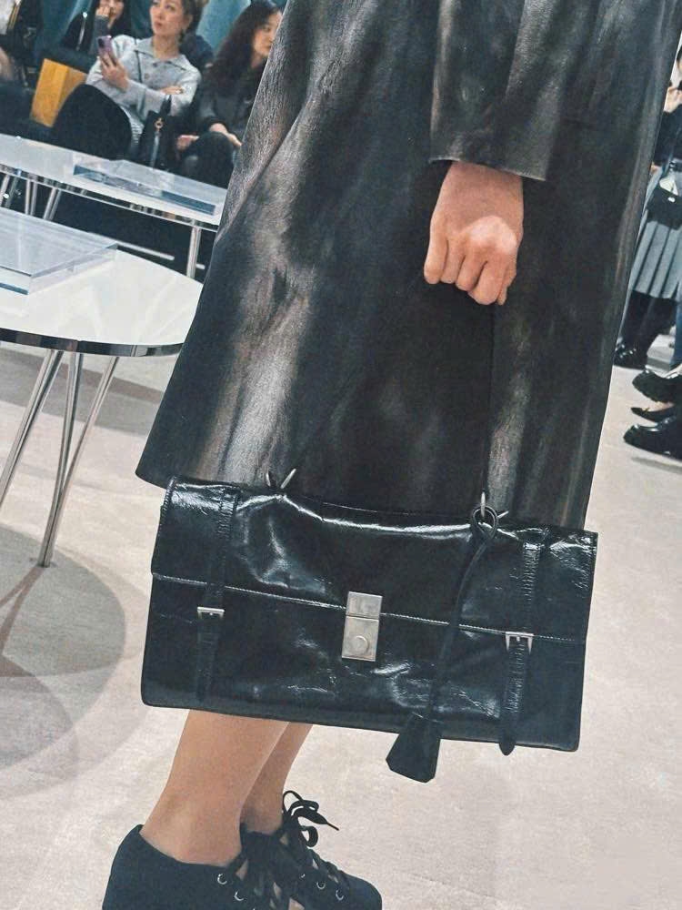 Túi Prada da trơn chữ nhật logo trắng