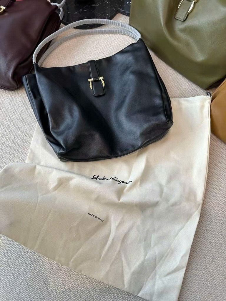 Túi Salvatore Feragamo Hobo da trơn (tuồn auth ko CK VIP)