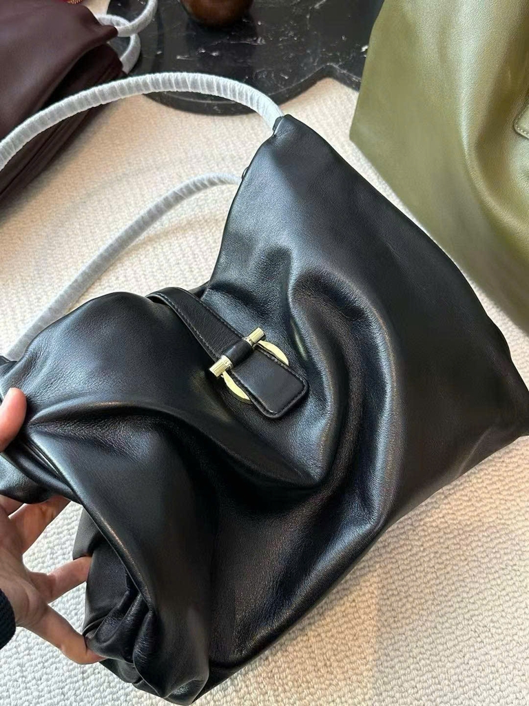 Túi Salvatore Feragamo Hobo da trơn (tuồn auth ko CK VIP)