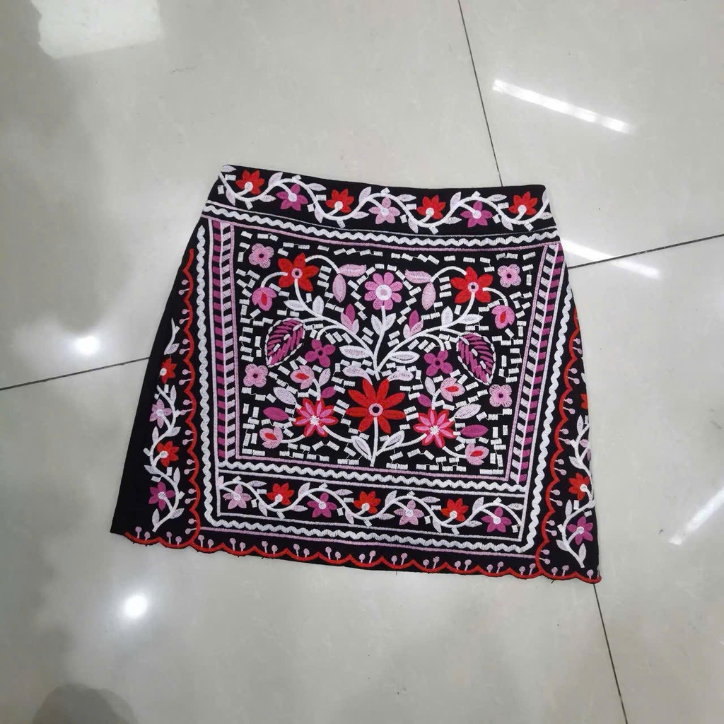 Chân váy mini thêu Francesca's