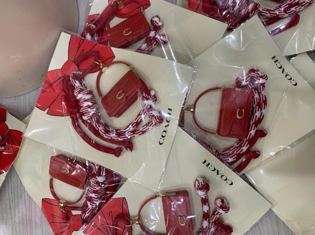 Charm COACH đỏ dư xịn fullbox