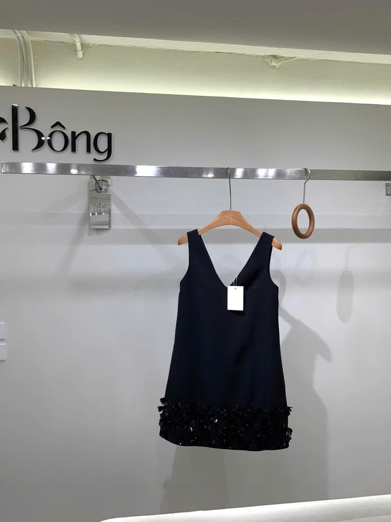 Váy đen Sel-Portrait sát nách suông đính hoa 3D chân