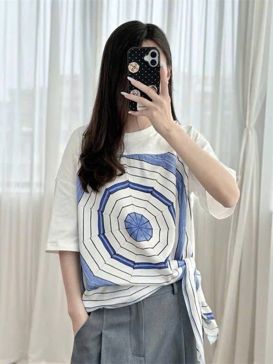 Áo thun in họa tiết xoắn ốc