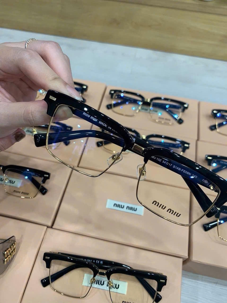 Kính Miumiu gọng vuông mắt đen viền vàng Sz54