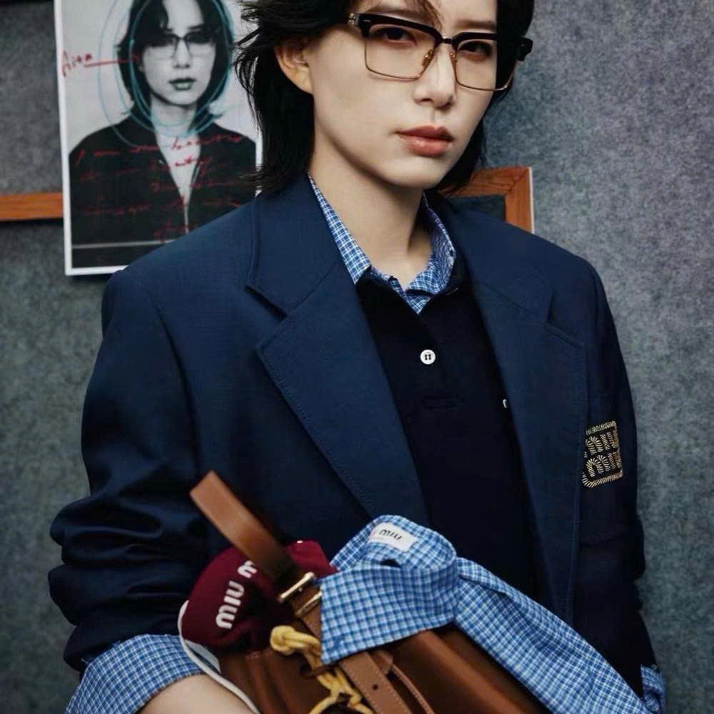 Kính Miumiu gọng vuông mắt đen viền vàng Sz54