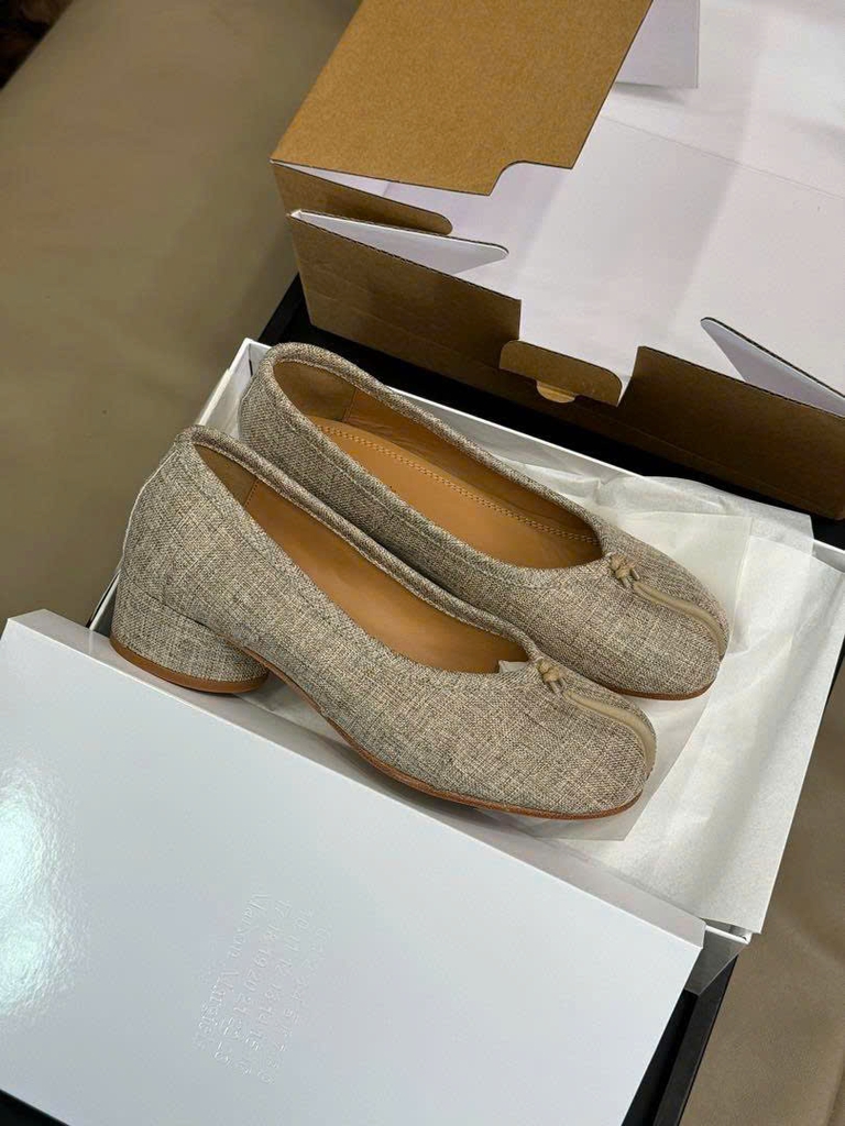 Giày Maison Margela xỏ ngón màu cát