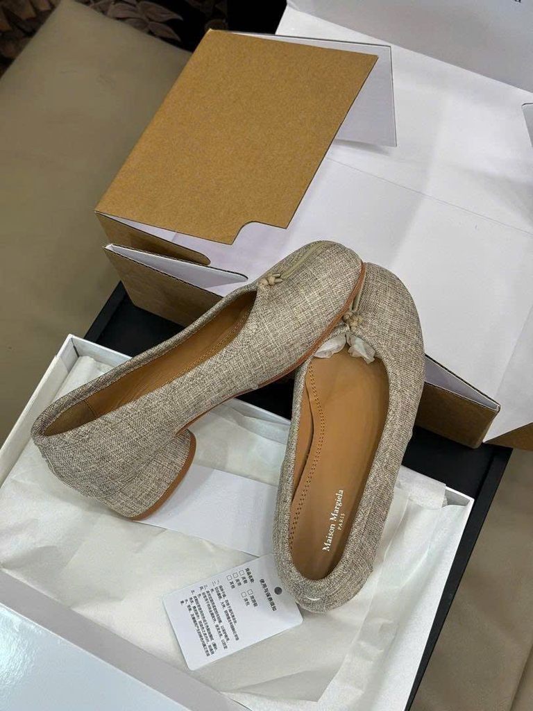 Giày Maison Margela xỏ ngón màu cát