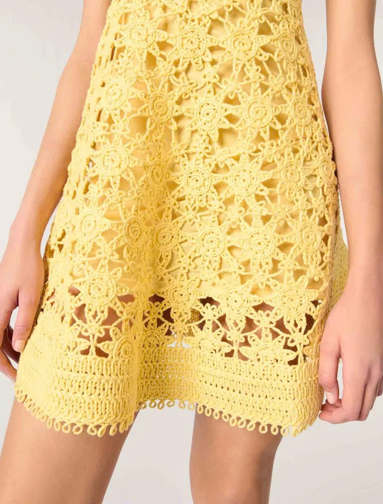 Đầm ngắn guipure hở họa tiết mặt trời
