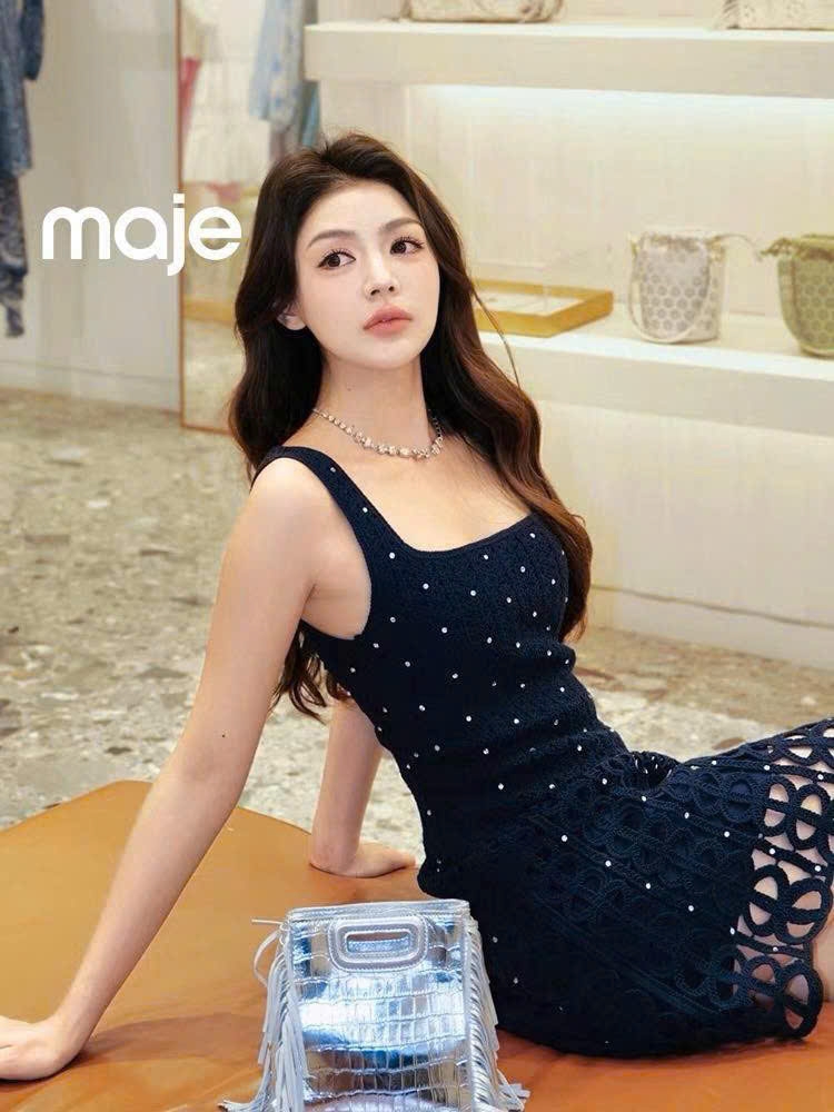Đầm ngắn crochet đính đá cổ vuông