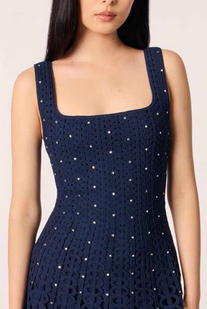 Đầm ngắn crochet đính đá cổ vuông