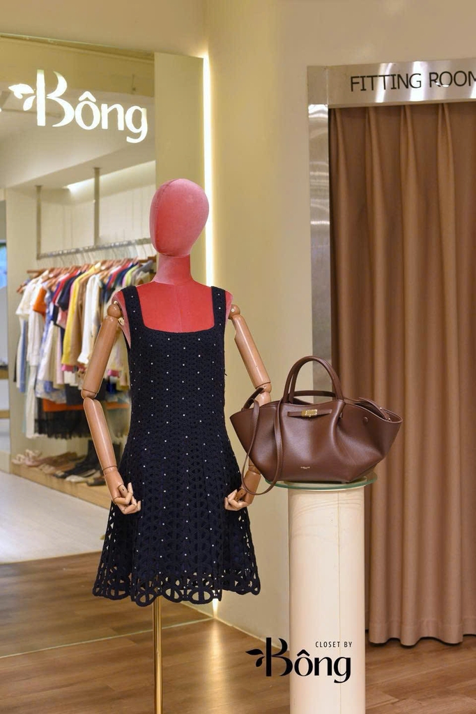 Đầm ngắn crochet đính đá cổ vuông