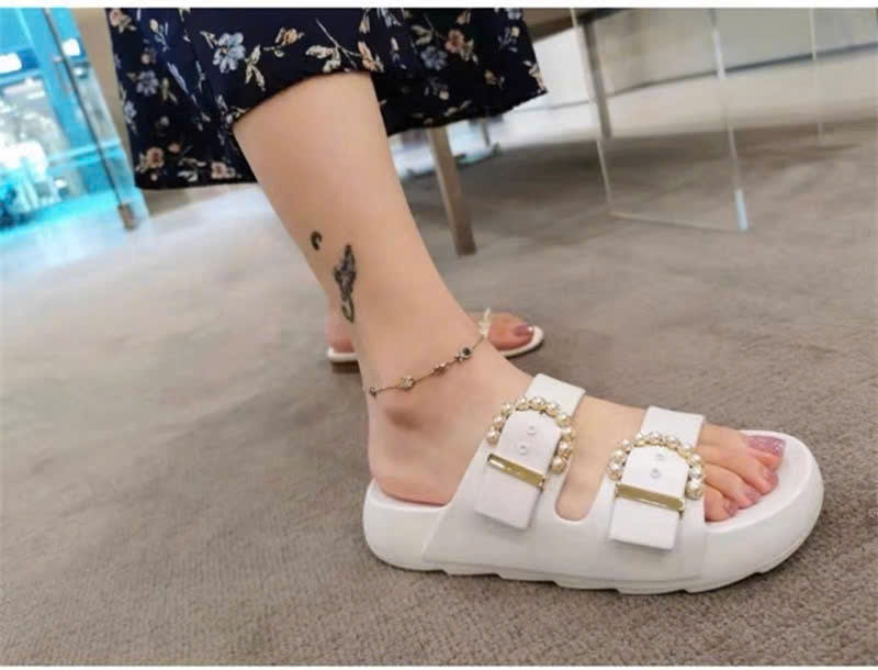 Dép Lê Khóa Ngọc Trai Mới  Stuart Weitzman